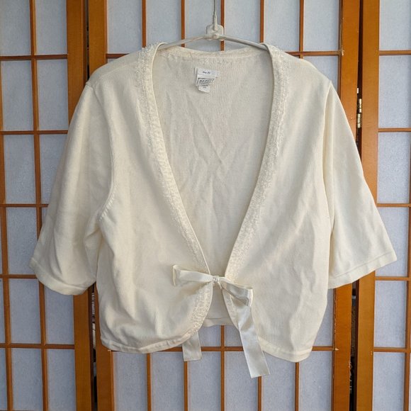 Simple white ribbon-tie shrug - Picture 9 of 9